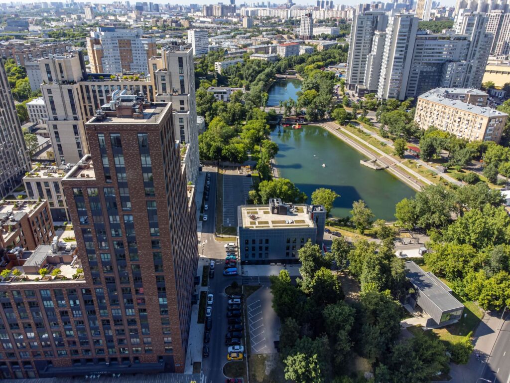 Красногвардейские пруды рядом с МФК ОКО