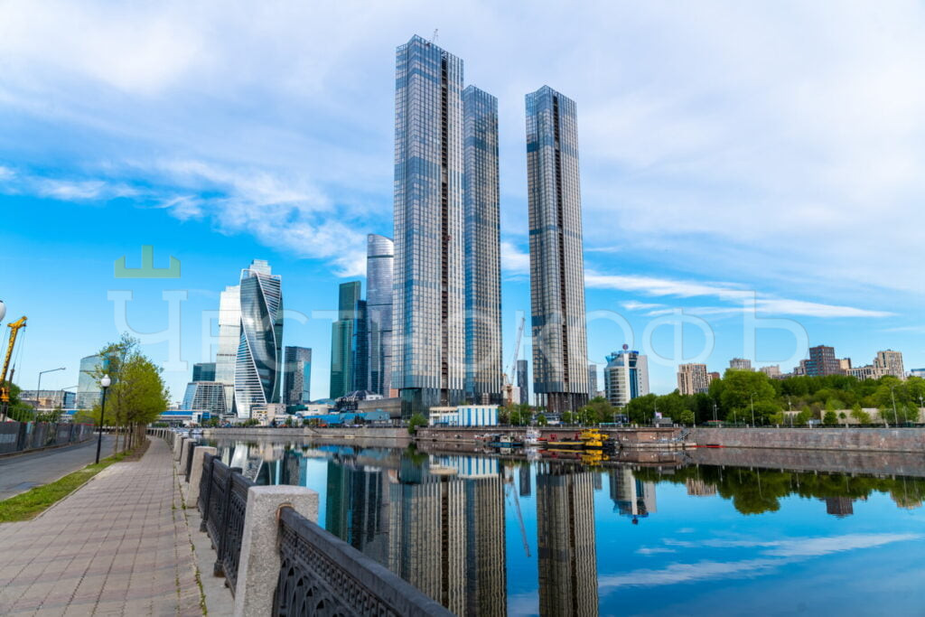 Набережная рядом с рядом с МФК ОКО