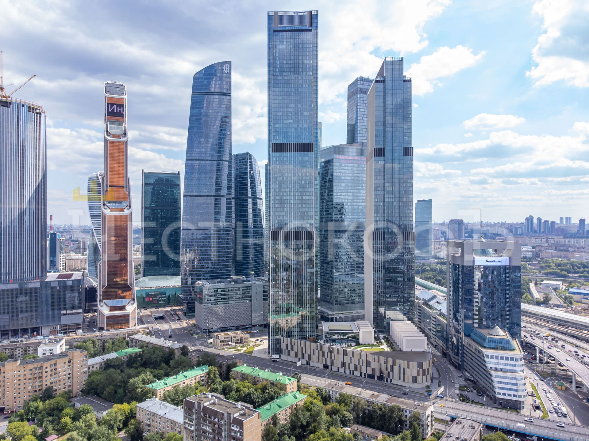 Торговый центр рядом с МФК ОКО